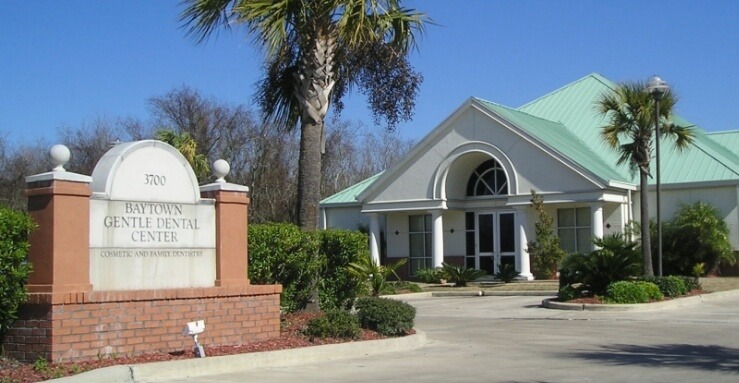 Outside view of Baytown Texas dental office